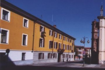 Volpiano ieri e oggi - Piazza Vittorio Emanuele II oggi (lato est, "l'Ala" e Casa Gedda sede del Municipio)