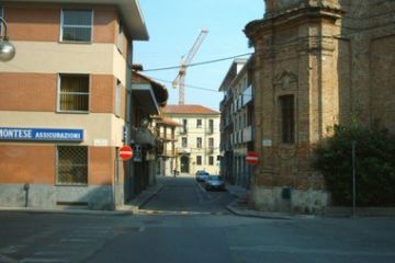 Volpiano ieri e oggi - Via Umberto I° vista da piazza Vittorio Emanuele II oggi