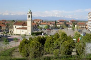 Una veduta insolita di Piazza Madonna delle Grazie dal tetto delle scuole Elementari di via Trieste