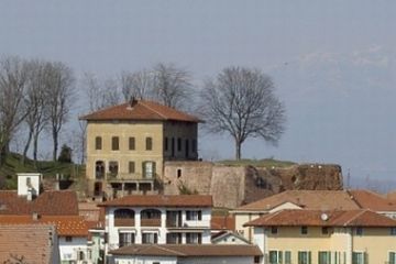 Vista da Sud della Villa e dei Bastioni del Castello (Sec X - XV)