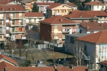 La scuola Ghirotti e il cavalcaferrovia verso San Benigno visti dalla zona dei ruderi del Castello sull'altipiano della Vauda